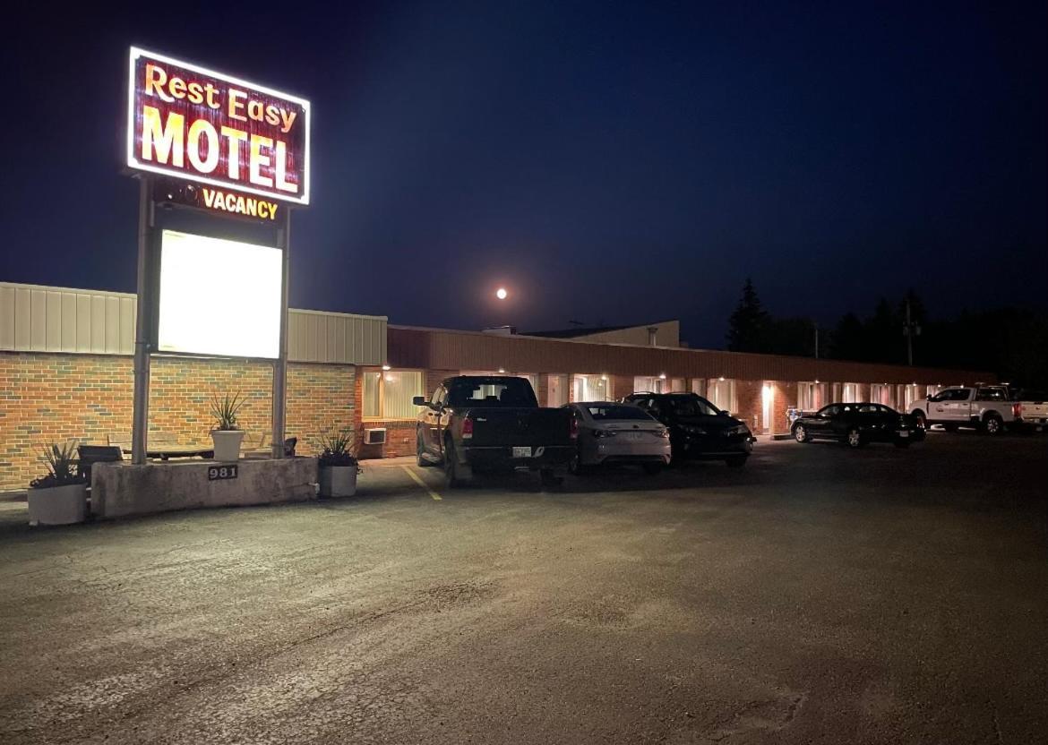 Three Hills Rest Easy Motel المظهر الخارجي الصورة